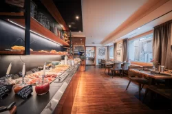 Buffet petit-déjeuner avec confitures, charcuterie et tables dressées – salle à manger, Hotel Bellerive Zermatt.