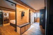 Entrée avec banc en bois, crochet piolet et vue sur la salle de bain, Alpine Nest 1895, Hôtel Bellerive Zermatt.