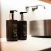 Zwei Pumpspender FAIR Cosm-Ethics, Flüssigseife und Hand-Body-Lotion, am Waschtisch, Pflegeprodukte inklusive im Hotel Bellerive Zermatt.